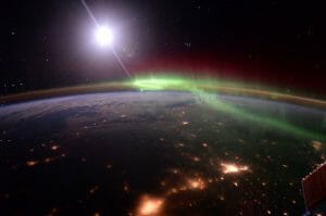 宇宙から見たオーロラ…美しすぎて息を呑む