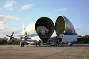 NASAの宇宙船、とんでもない形の飛行機で運ばれる