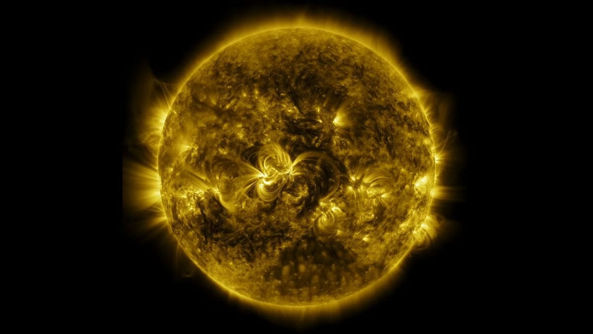回転する太陽の神秘的なタイムラプス映像を4Kで楽しもう！