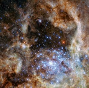 「太陽の100倍以上大きい星々」がダイヤモンドのように煌めく様子