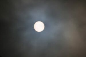 日食を見る際に絶対に注意なければならない3つの事