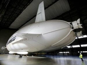 とにかくデカイ！ 世界最大の航空機「Airlander 10」が初浮上