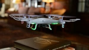 ドローンが自宅の監視カメラに！　遠隔操作で防犯からペットの見守りまで