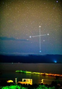 西表上空に輝く南十字星、鳩間島で撮影に成功