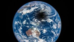 日食によって地球に映った月の影、米国の人工衛星が撮影に成功