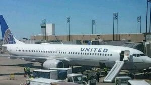 CA女性が勝手に飛行機の非常口をあけ、滑り台で脱出する