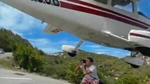 危ない！ 着陸する小型機がカメラマンにヒット寸前…