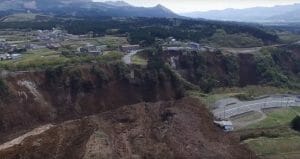 崩れた阿蘇大橋…ドローンが熊本地震を動画で捉えた