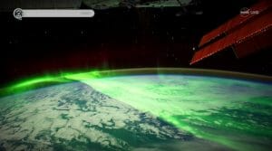 まるで緑の絨毯! 輝くオーロラと焼ける大地の4K映像が公開