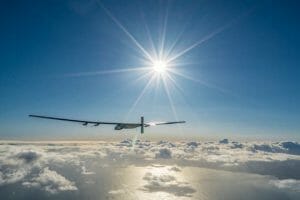 燃料なし！ 「ソーラー飛行機」世界一周前に太平洋横断に成功