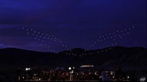 夜空のイルミネーション！ 100台のドローンショーをインテルが公開