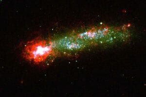 宇宙のマッチ棒？ 「おたまじゃくし銀河」をハッブルが観測