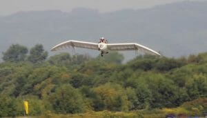 ナウシカの「メーヴェ」北海道に飛ぶ　試験飛行に成功