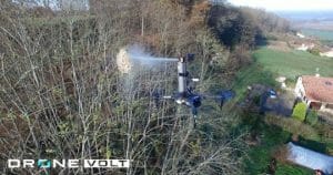 これ欲しい！ 「ハチの巣撃退ドローン」登場　遠隔で殺虫剤を発射