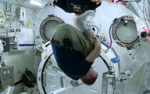 無重力で「高速宙返り」するとどうなるの？ 驚きの結果が明らかに…