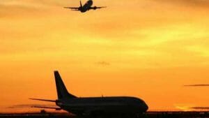 ドローンと航空機の「ニアミス」カナダ空港で発生。安全運動も始まる