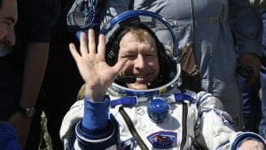 宇宙飛行士3人、笑顔で地球に帰還。ISSでの滞在は約半年