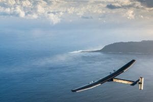さらばNY。完全ソーラー飛行機、大西洋横断に向け飛行開始