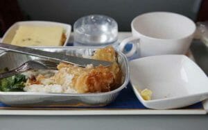 どうして飛行機の機内食はマズイの？　意外な美味しいモノとは？