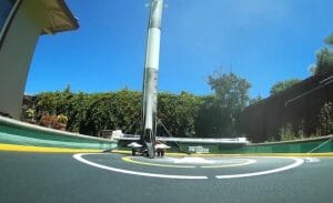 ファルコン9ロケットが自宅裏庭に着陸！　中身はドローンですけど…