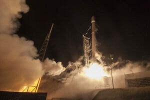 スペースX、3ロケット「同時着陸」準備中　ファルコン・ヘビー年内打ち上げ