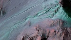 火星の渓谷、実は「液体の水」が作ったものではない？：NASAが報告