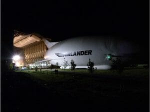 闇夜にのっそり。世界最大の航空機「Airlander 10」が一般にお披露目