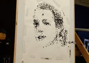 結構上手な「お絵かきドローン」が登場　ドット絵で肖像画を再現