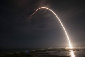 天翔ける光線。スペースXが「スカパー衛星」の打ち上げ／ロケット船上着地に成功