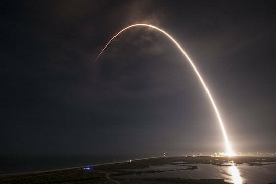 天翔ける光線。スペースXが「スカパー衛星」の打ち上げ／ロケット船上着地に成功