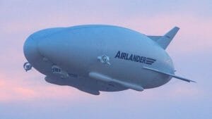 世界最大の航空機「Airlander 10」が初飛行。イギリス上空をふわりとお散歩