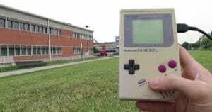 ゲーマーの夢。初代ゲームボーイでドローンを操作する改造動画が登場
