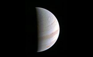 探査機ジュノー、「木星の北極地方」撮影成功　4200kmまで最接近