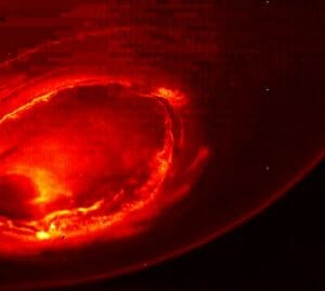 木星の恐るべき巨大オーロラや北極地域、探査機ジュノーが初撮影に成功
