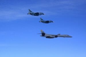 大空の共演。米爆撃機「B-1Bランサー」が空自のF-2戦闘機と共同訓練　後に韓国へと展開