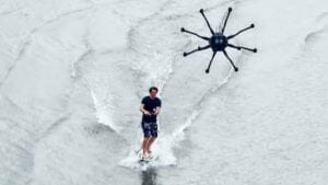 スーイスイ。ドローンサーフィンが気持ちよさそう！