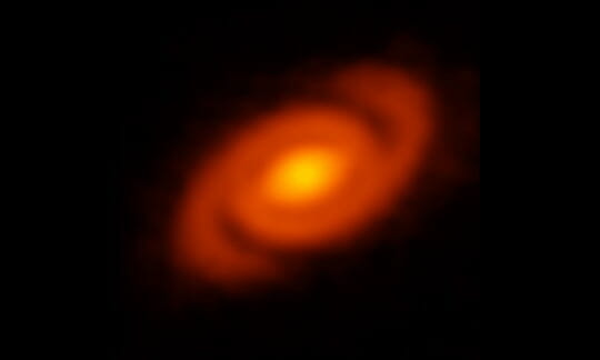 赤ちゃん星を取り巻く渦…まるで銀河のような星「Elias 2-27」をALMAが観測