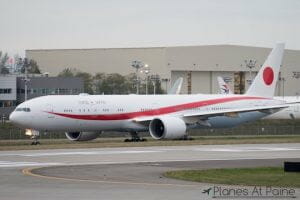 赤い曲線が美しい。新型政府専用機「B777−300ER」が塗装後に初披露