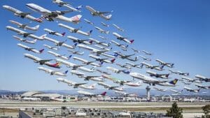まるで飛行機のタイル。空港で数時間カメラを固定し撮影した写真が幻想的