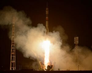 3人の宇宙飛行士、宇宙ステーションへ向けてリフトオフ！