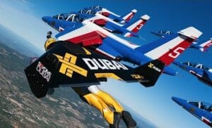ジェットパックを背負いフランス・アクロバットチームと編隊飛行する、命知らずすぎる男たち
