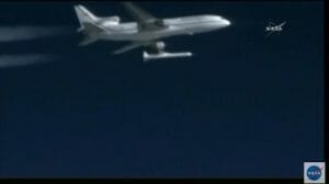 飛行機から分離するロケット「ペガサスXL」、打ち上げ成功　CYGNSSでハリケーン監視