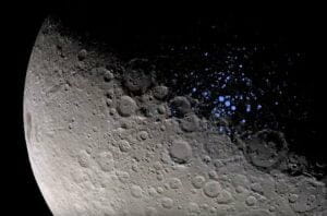 準惑星「ケレス」に水の氷　北極のクレーターで発見　探査機ドーン