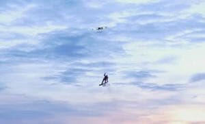 サンタボーダーが大型ドローンで空中浮遊！　これが2016年のクリスマスだ