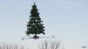 謎の発想。「クリスマス・ツリー・ドローン」が空を飛ぶ