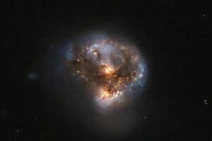 強力なメガメーザー銀河「IRAS 16399-0937」　内部にブラックホール　ハッブル宇宙望遠鏡観測
