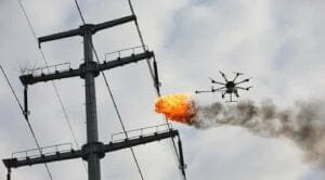 やりすぎ！　送電線のゴミを燃やす「火炎放射ドローン」 中国電力会社が試作