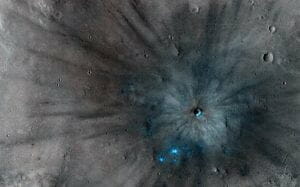 火星の「新たなクレーター」 NASAの探査機MROが発見