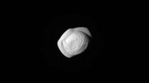 宇宙のどら焼き？ 土星衛星「パン」 カッシーニが観測