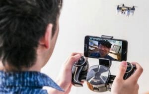 カメラ動画を見ながら飛行！　超小型ドローン「リアルライブテトラル」発売へ